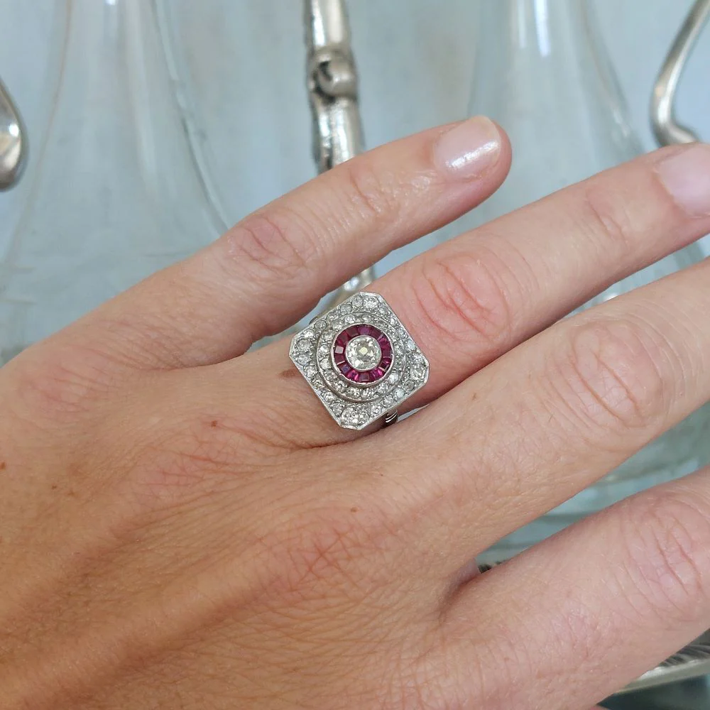 Bague Entourage en platine, rubis et diamants - Image 2