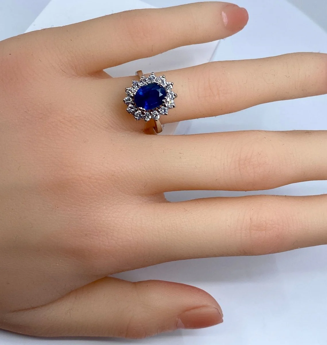 Bague Marguerite en or blanc, saphir et diamants - Image 2
