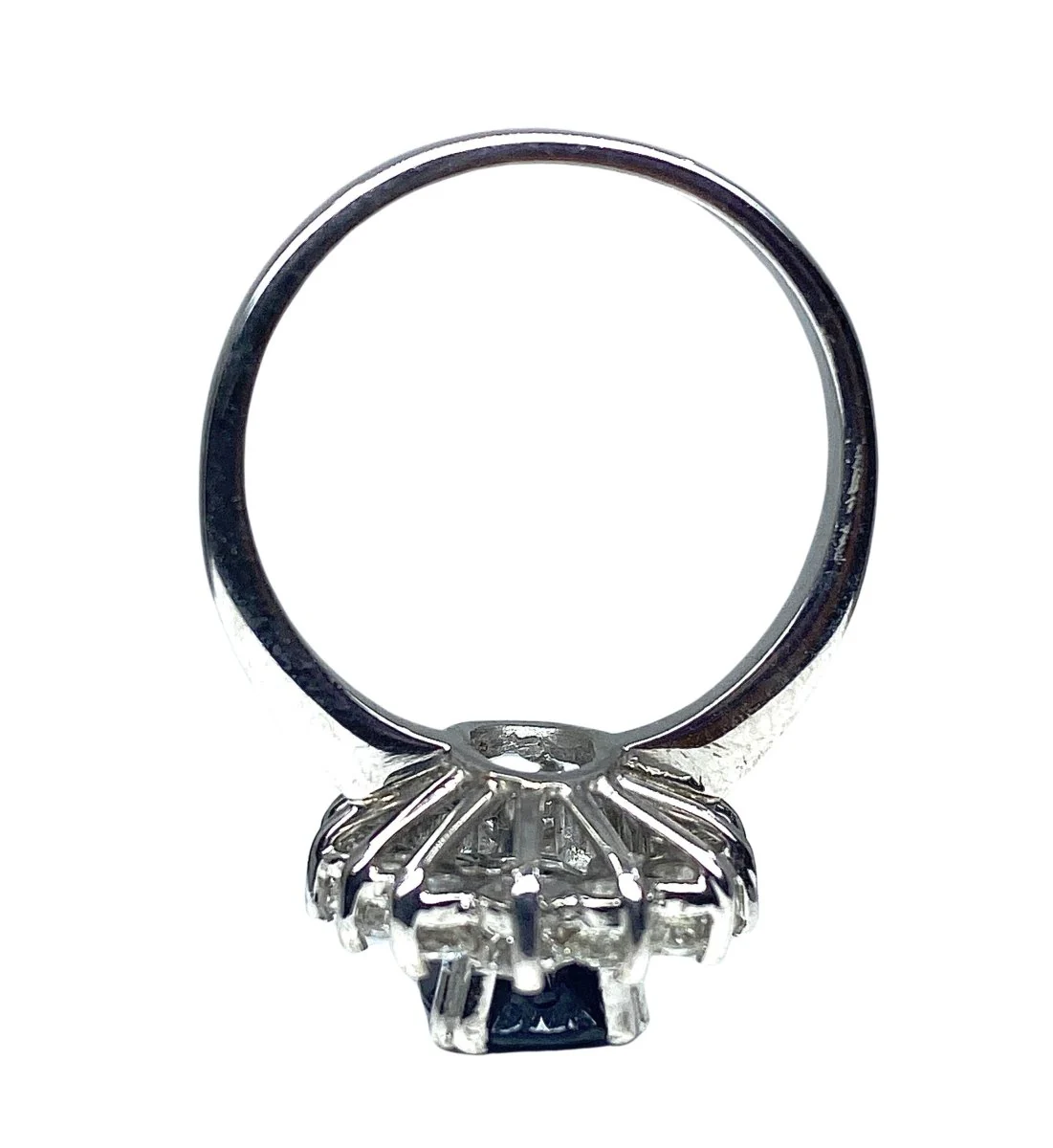 Bague Marguerite en or blanc, saphir et diamants - Image 5