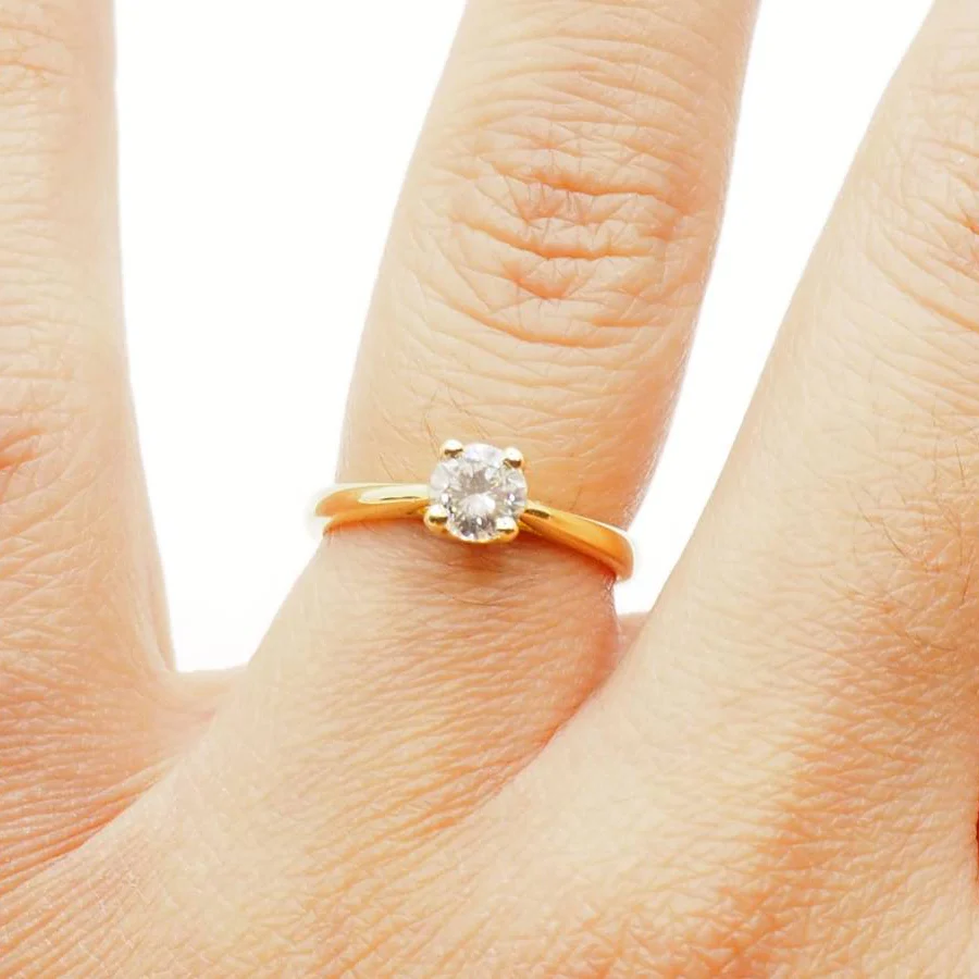 Bague solitaire en or jaune et diamant - Image 2
