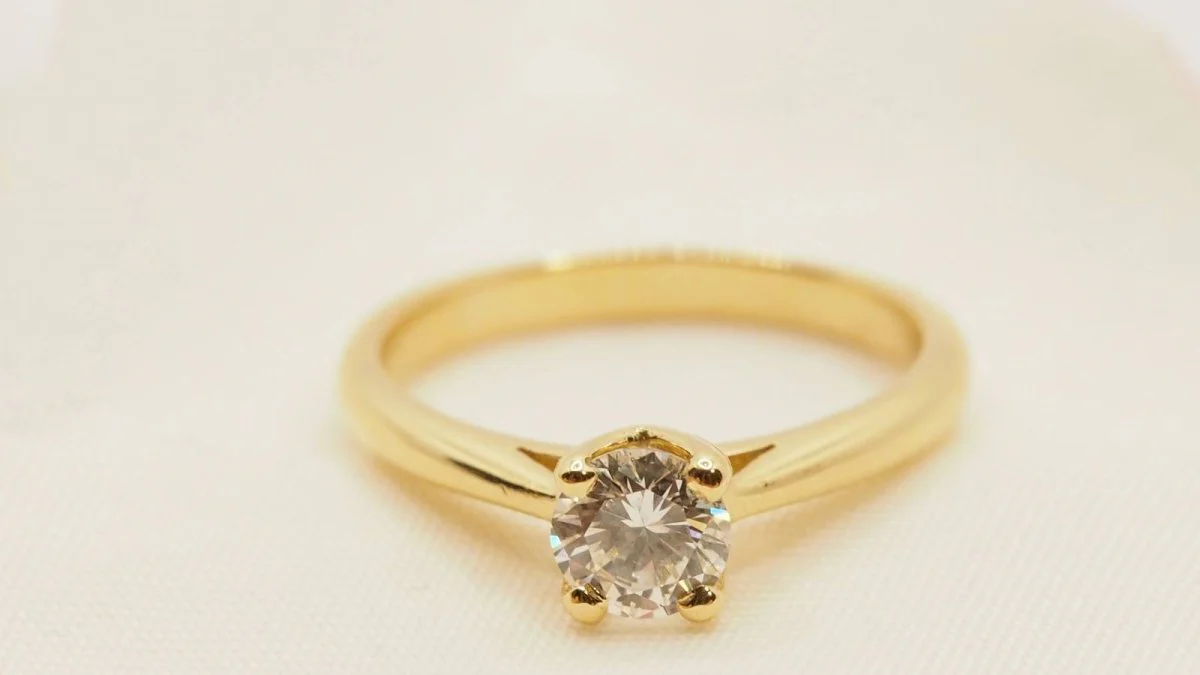 Bague solitaire en or jaune et diamant - Image 3