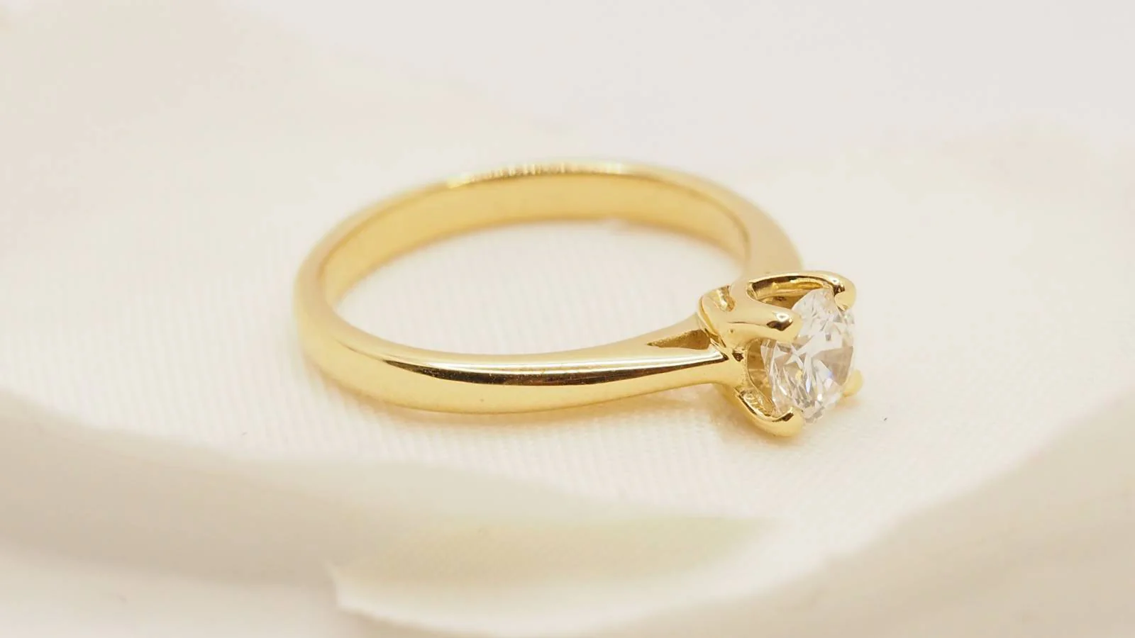 Bague solitaire en or jaune et diamant - Image 4