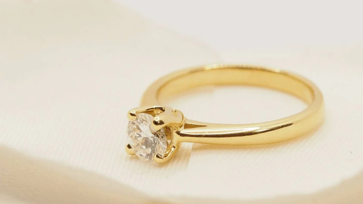 Bague solitaire en or jaune et diamant - Image 5