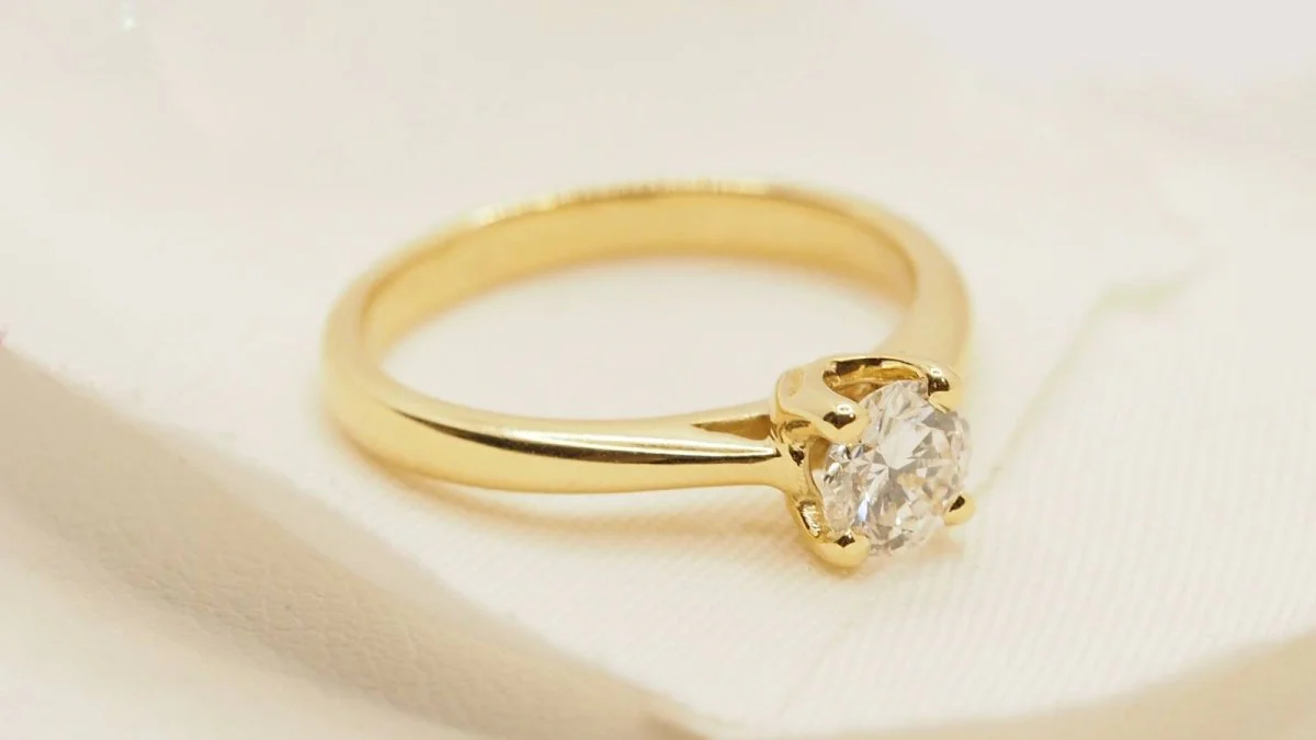 Bague solitaire en or jaune et diamant - Image 6
