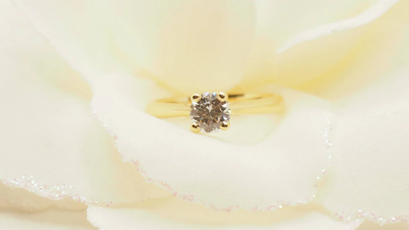 Bague solitaire en or jaune et diamant - Image 7