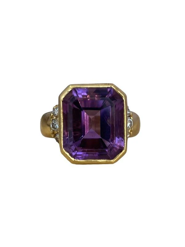 Importante bague, en or jaune 18k, améthyste et diamants