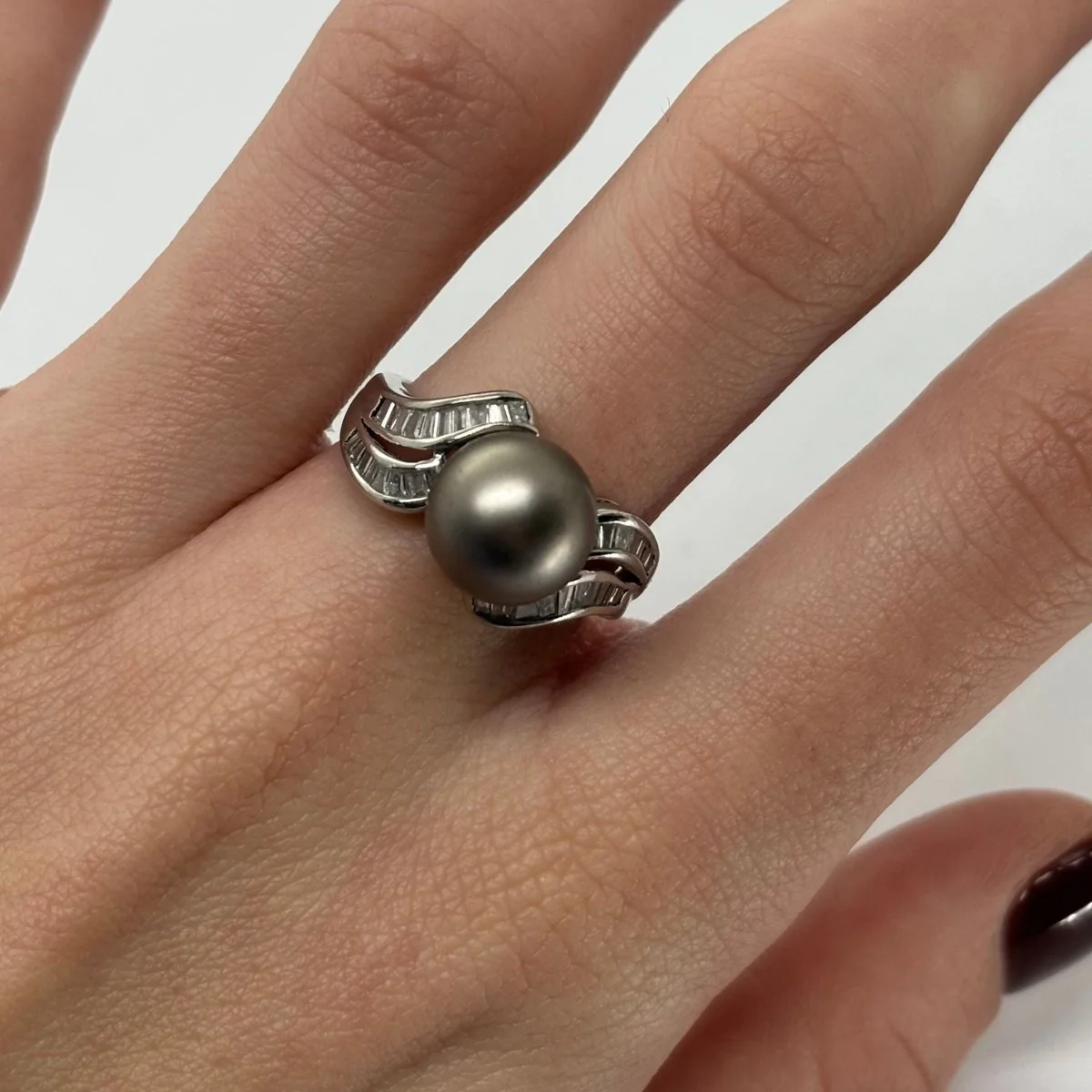 Bague en or blanc, perle et diamants - Image 2