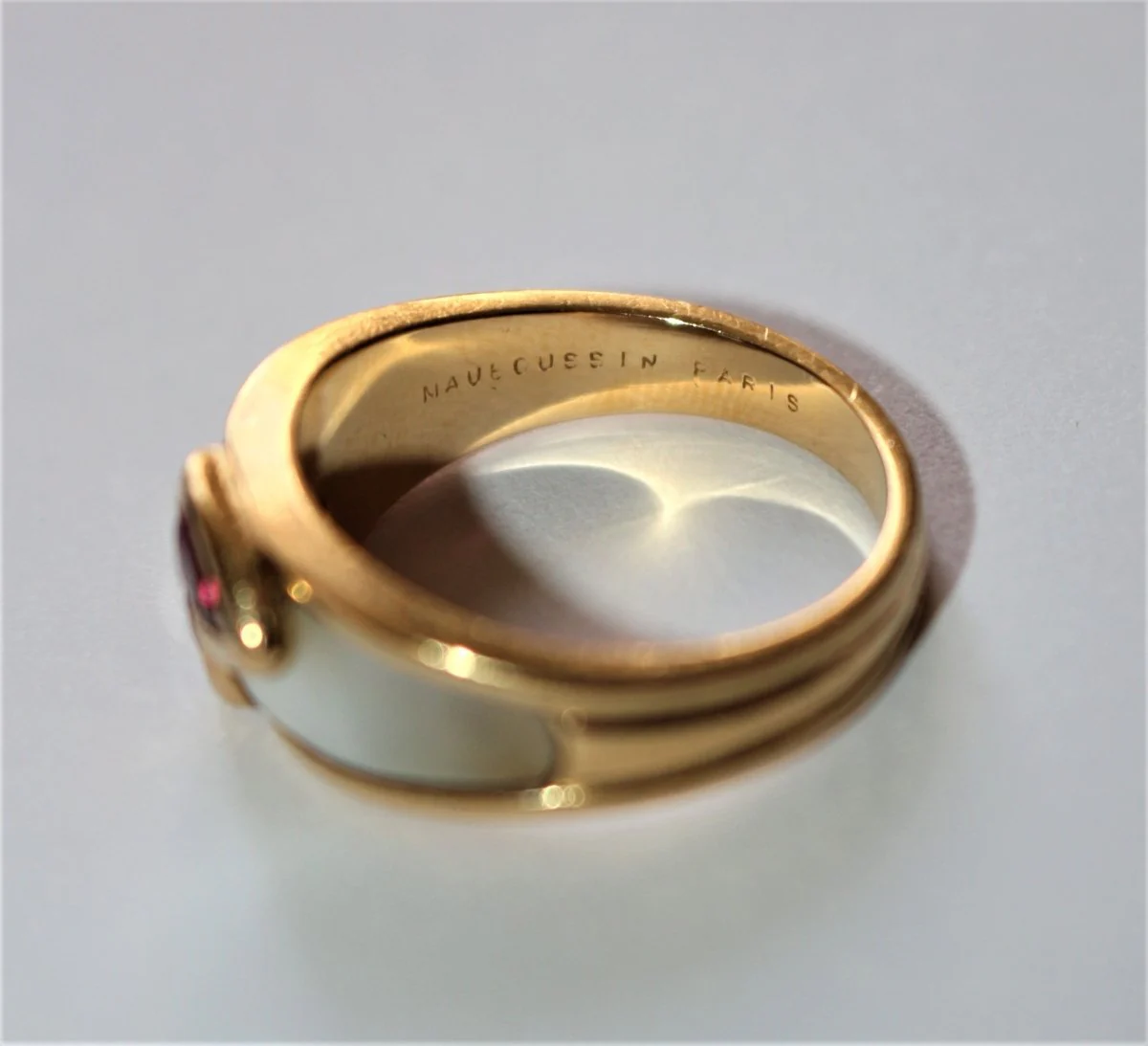 Bague MAUBOUSSIN "Nadia", en or jaune, rubis et nacre - Image 2
