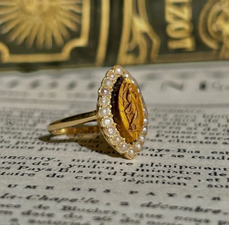 Bague ancienne en or jaune 18k œil de tigre et perles - Image 2