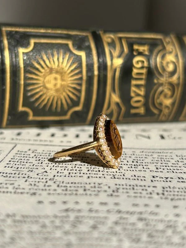 Bague ancienne en or jaune 18k œil de tigre et perles - Image 3