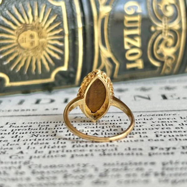 Bague ancienne en or jaune 18k œil de tigre et perles - Image 7