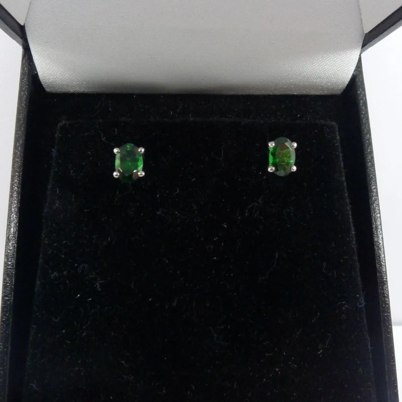 Boucles d'oreilles Puces en or blanc et grenats - Image 4