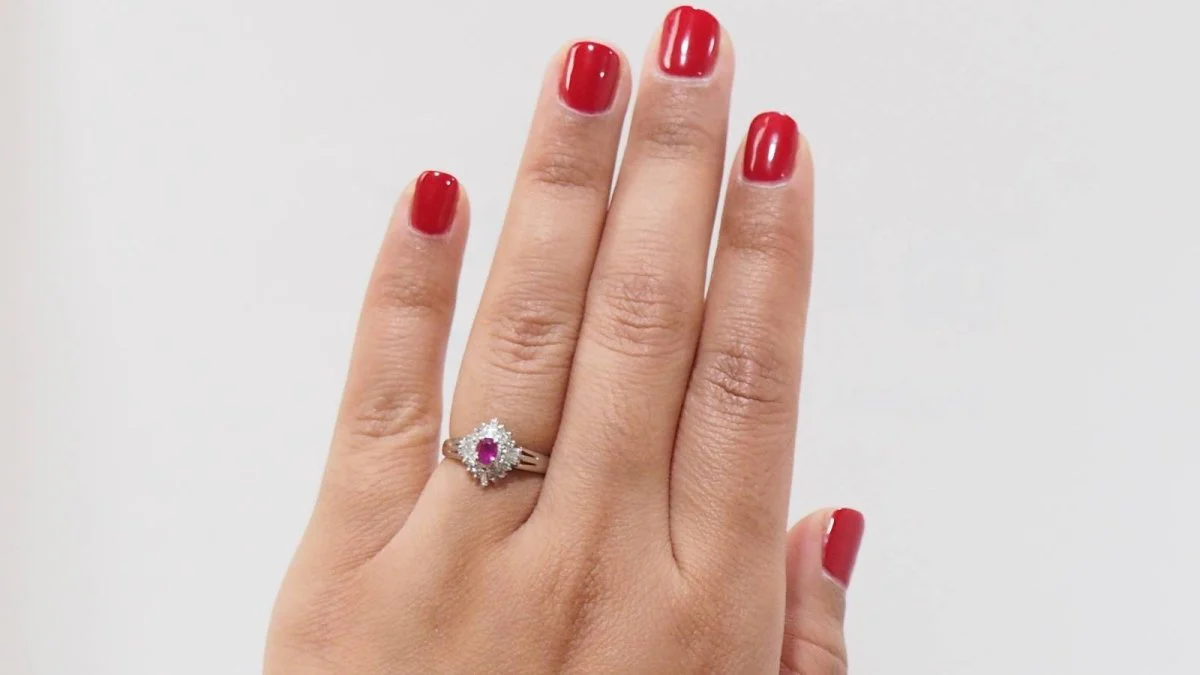 Bague en platine, rubis et diamants - Image 6