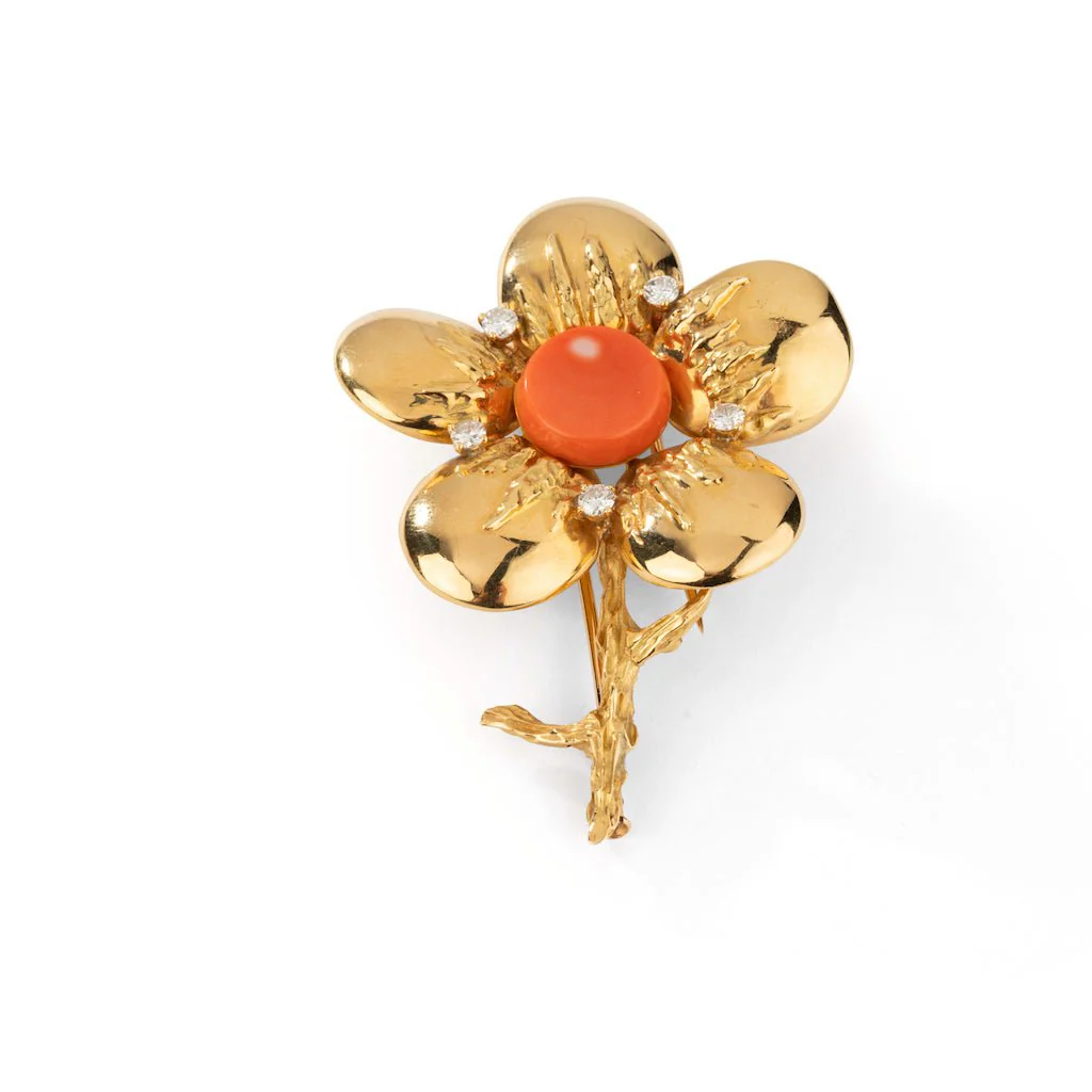Broche Clip CHAUMET en or jaune, corail rose et diamants