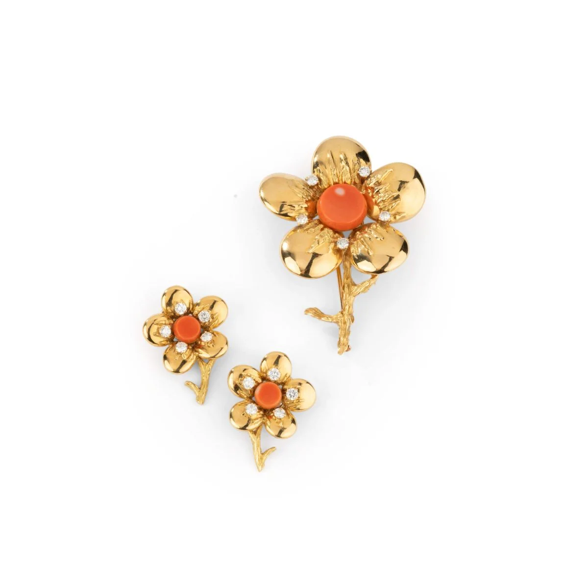 Broche Clip CHAUMET en or jaune, corail rose et diamants - Image 4