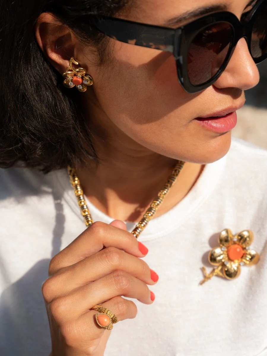 Broche Clip CHAUMET en or jaune, corail rose et diamants - Image 5