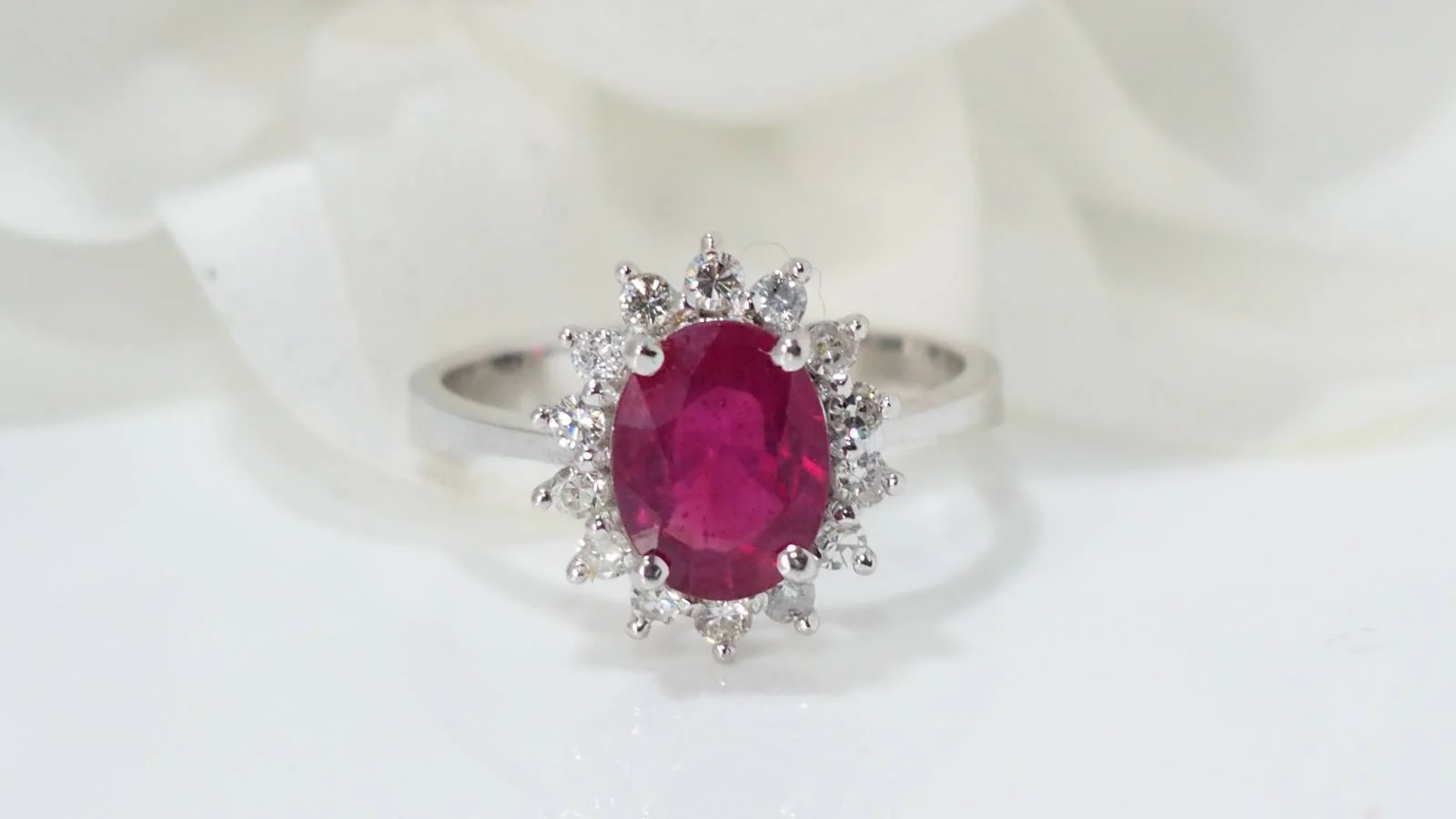 Bague en or blanc, rubis 2cts et diamants