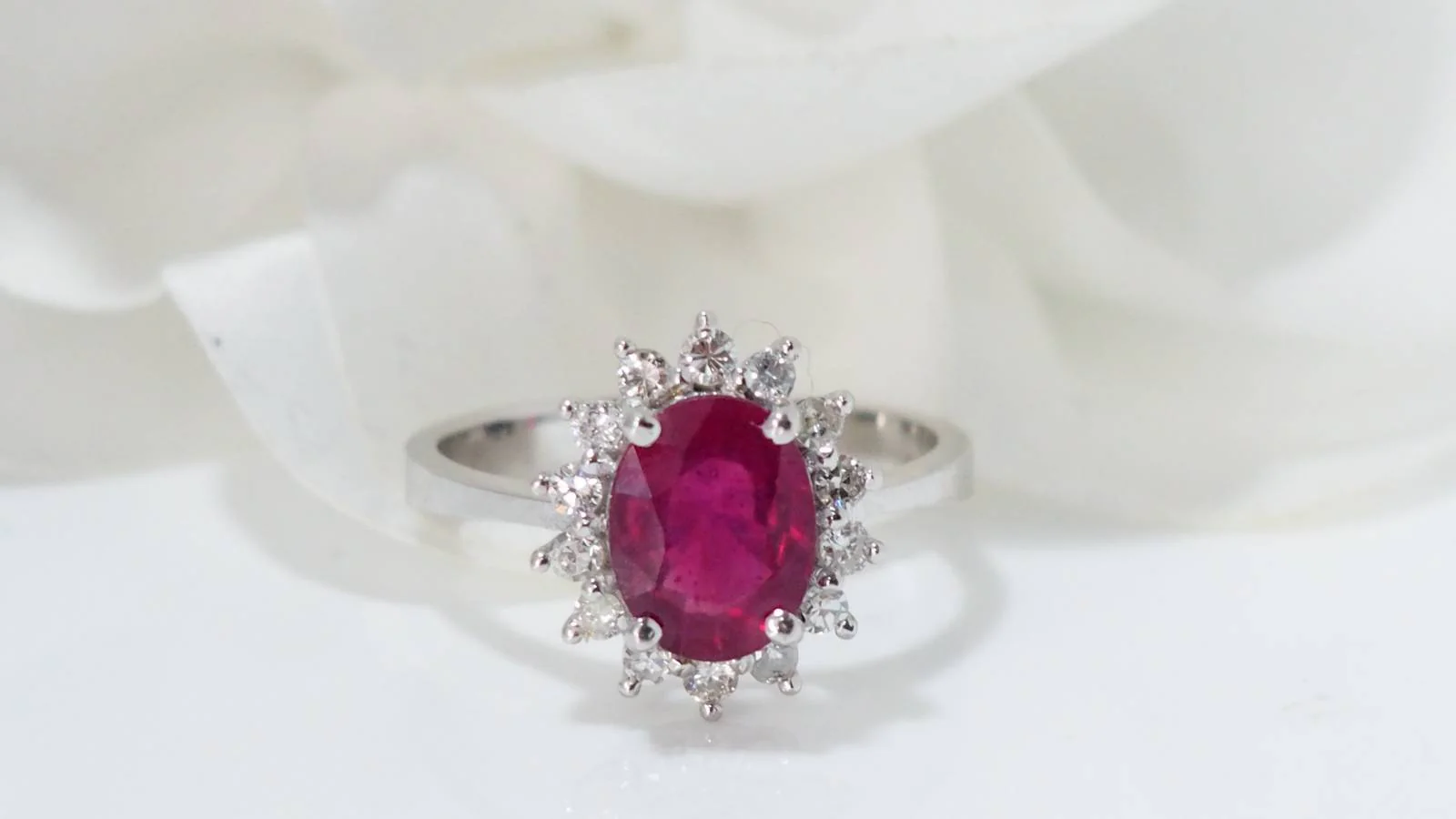 Bague en or blanc, rubis 2cts et diamants - Image 2