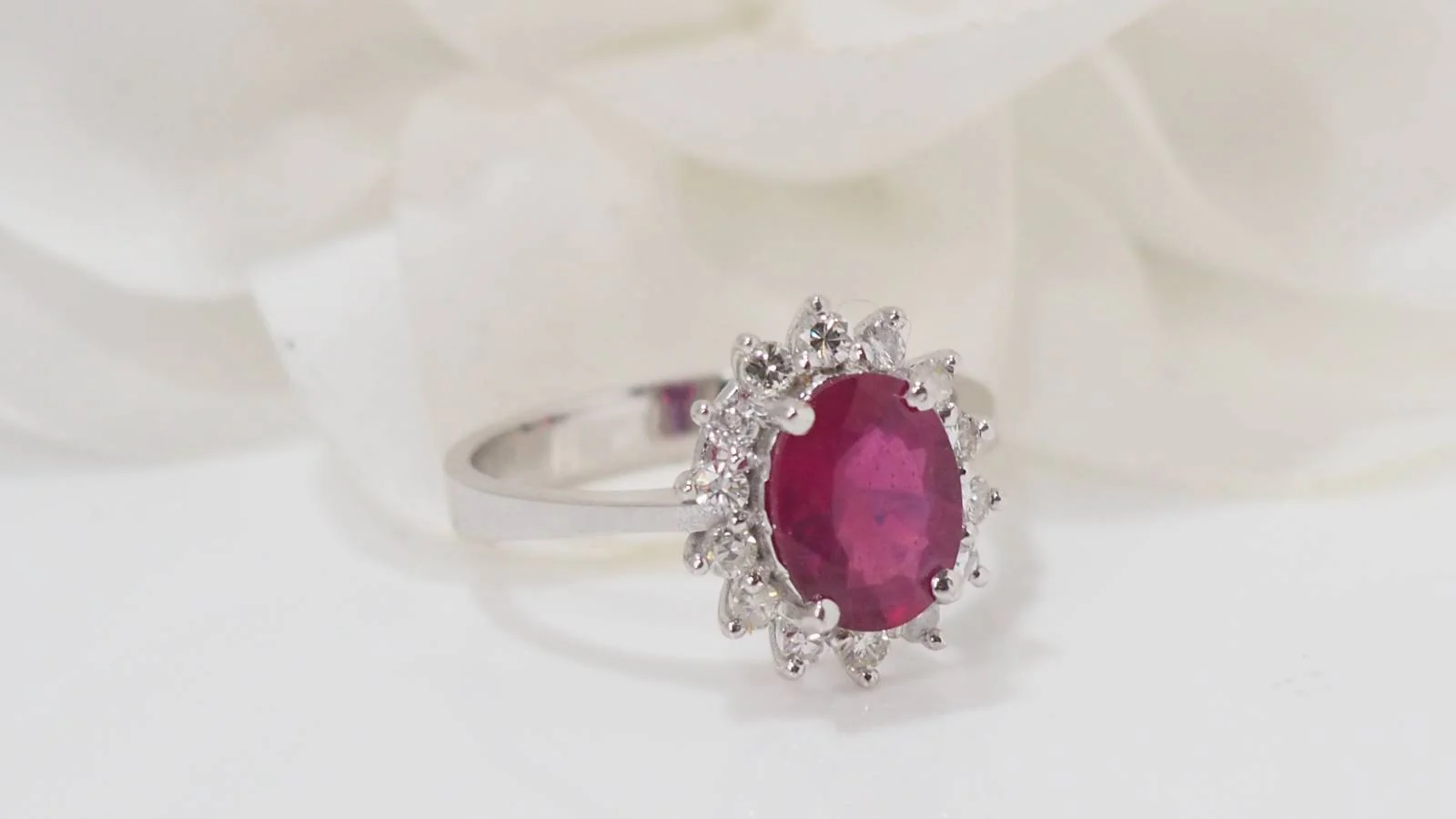 Bague en or blanc, rubis 2cts et diamants - Image 3