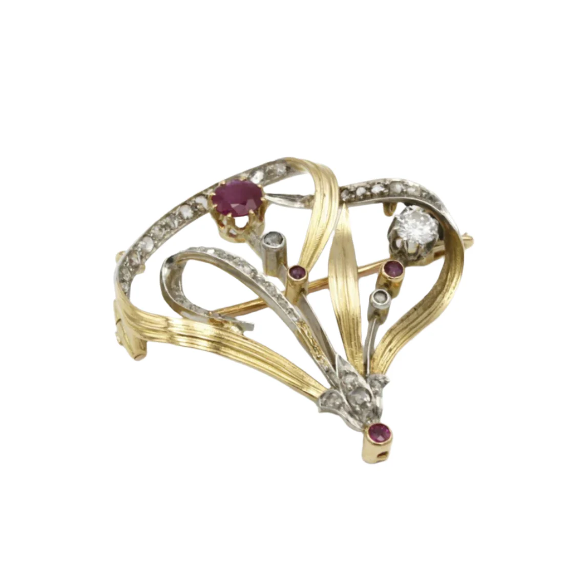 Broche en or jaune, platine, rubis et diamants