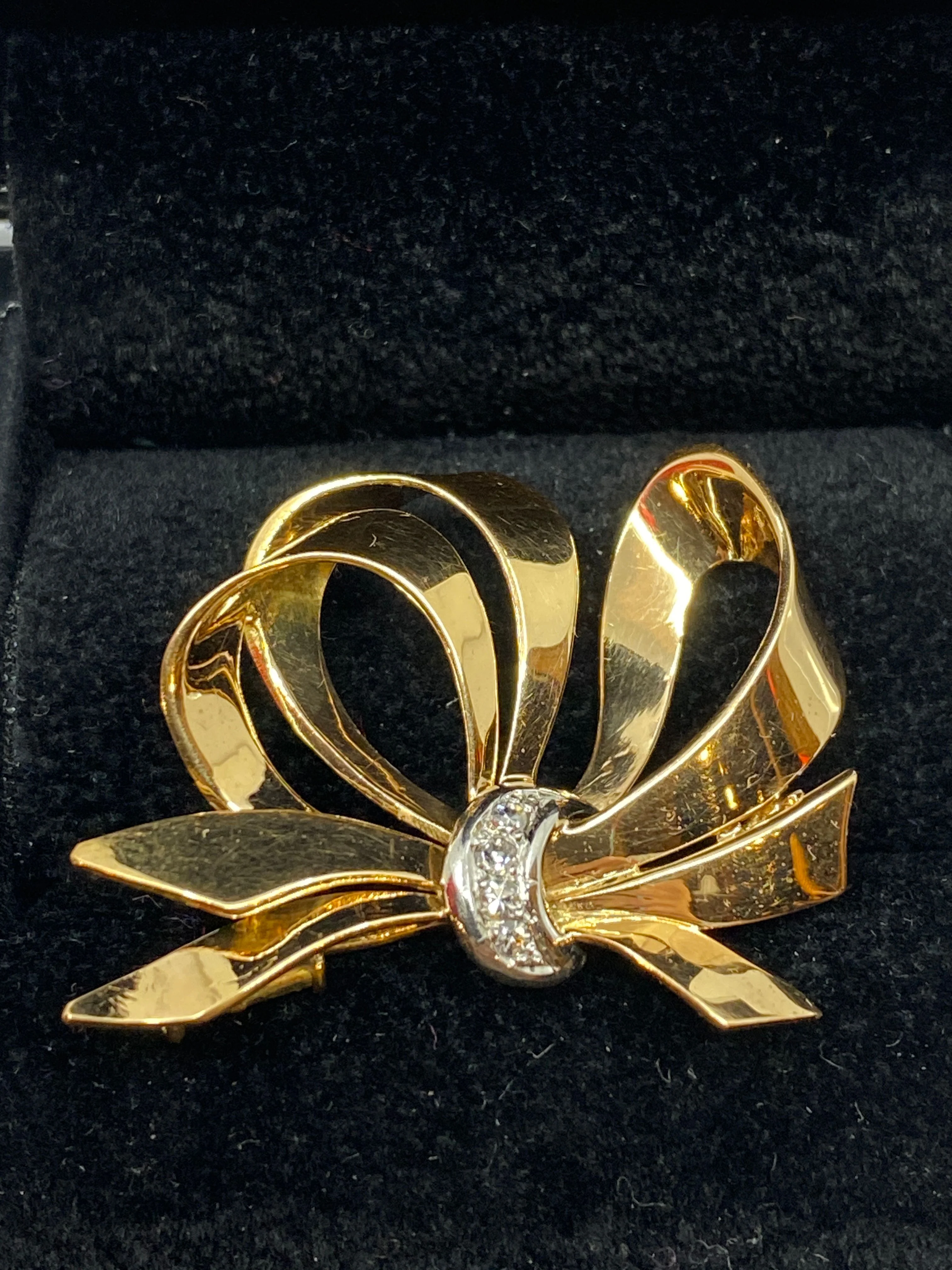 Broche noeud en or et platine et diamants - Image 4