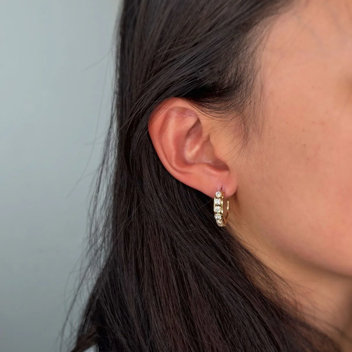 Boucles d'oreilles Créoles en or jaune et diamants - Image 2