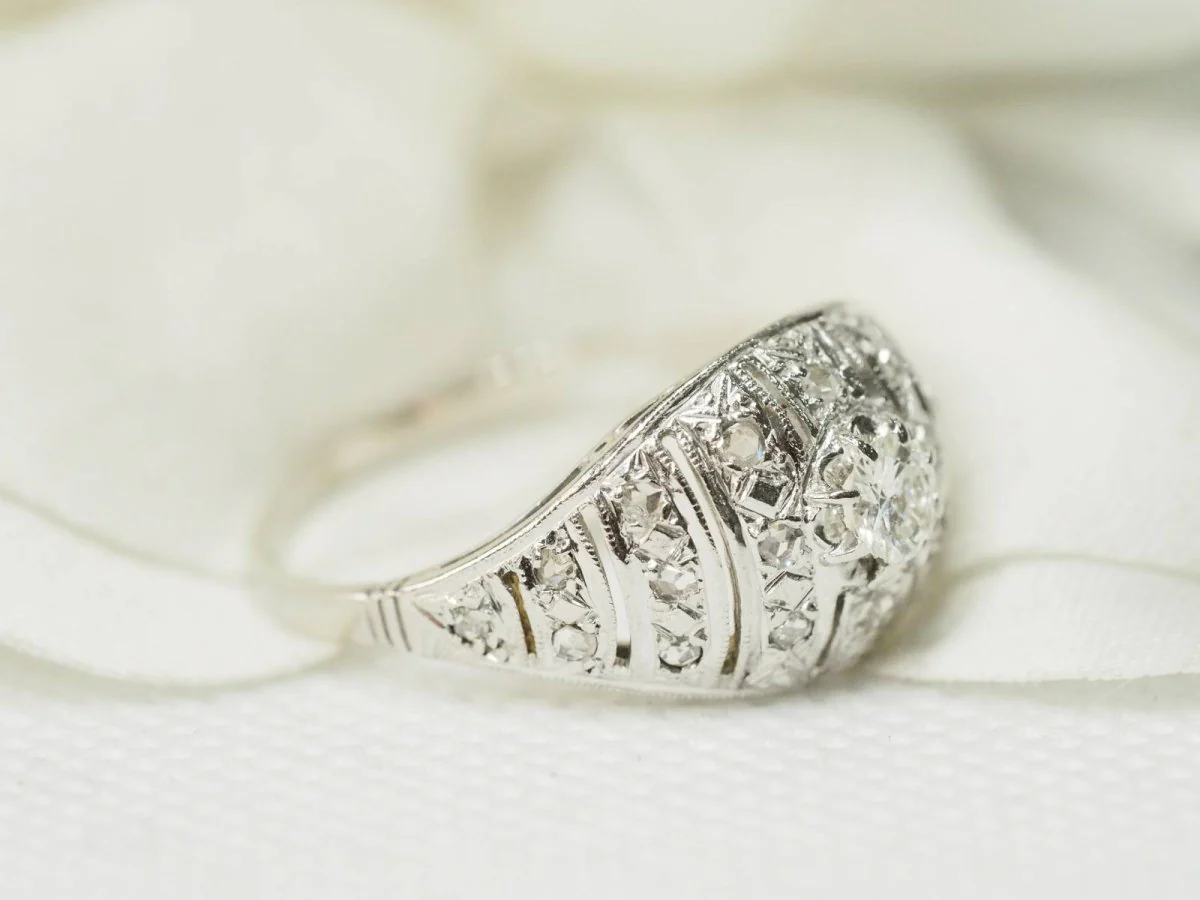 Bague Dôme en or blanc et diamants - Image 2