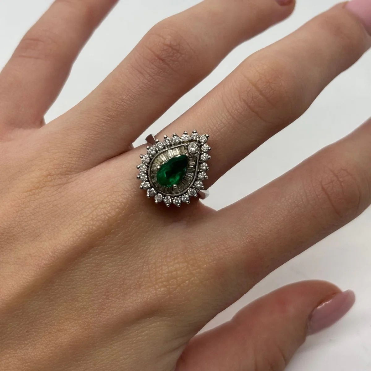 Bague Entourage en or blanc, émeraude, et diamants - Image 2