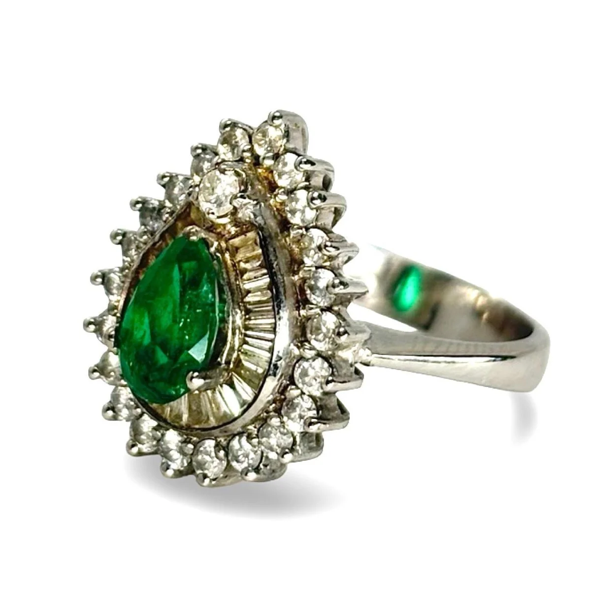 Bague Entourage en or blanc, émeraude, et diamants - Image 3