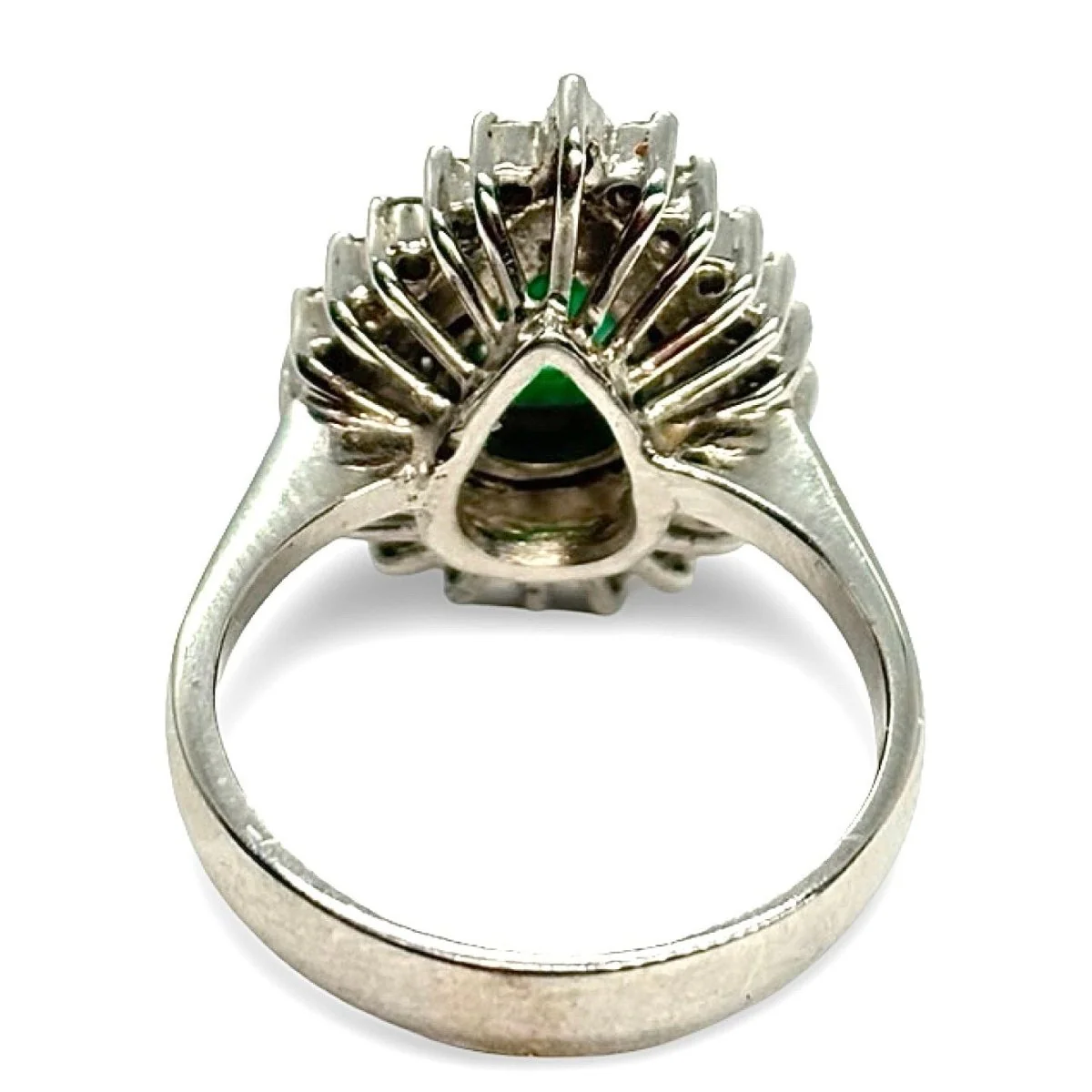 Bague Entourage en or blanc, émeraude, et diamants - Image 4