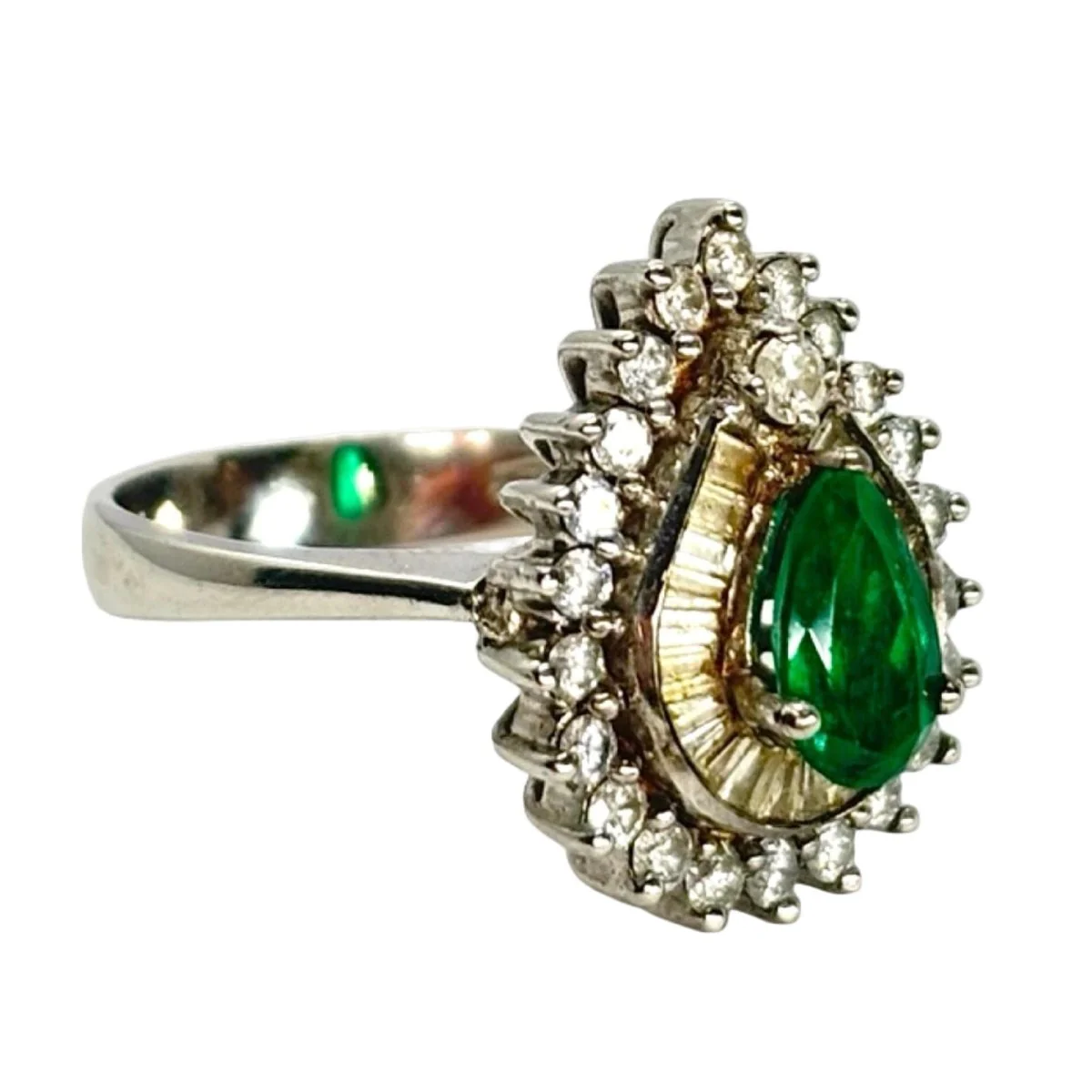 Bague Entourage en or blanc, émeraude, et diamants - Image 5