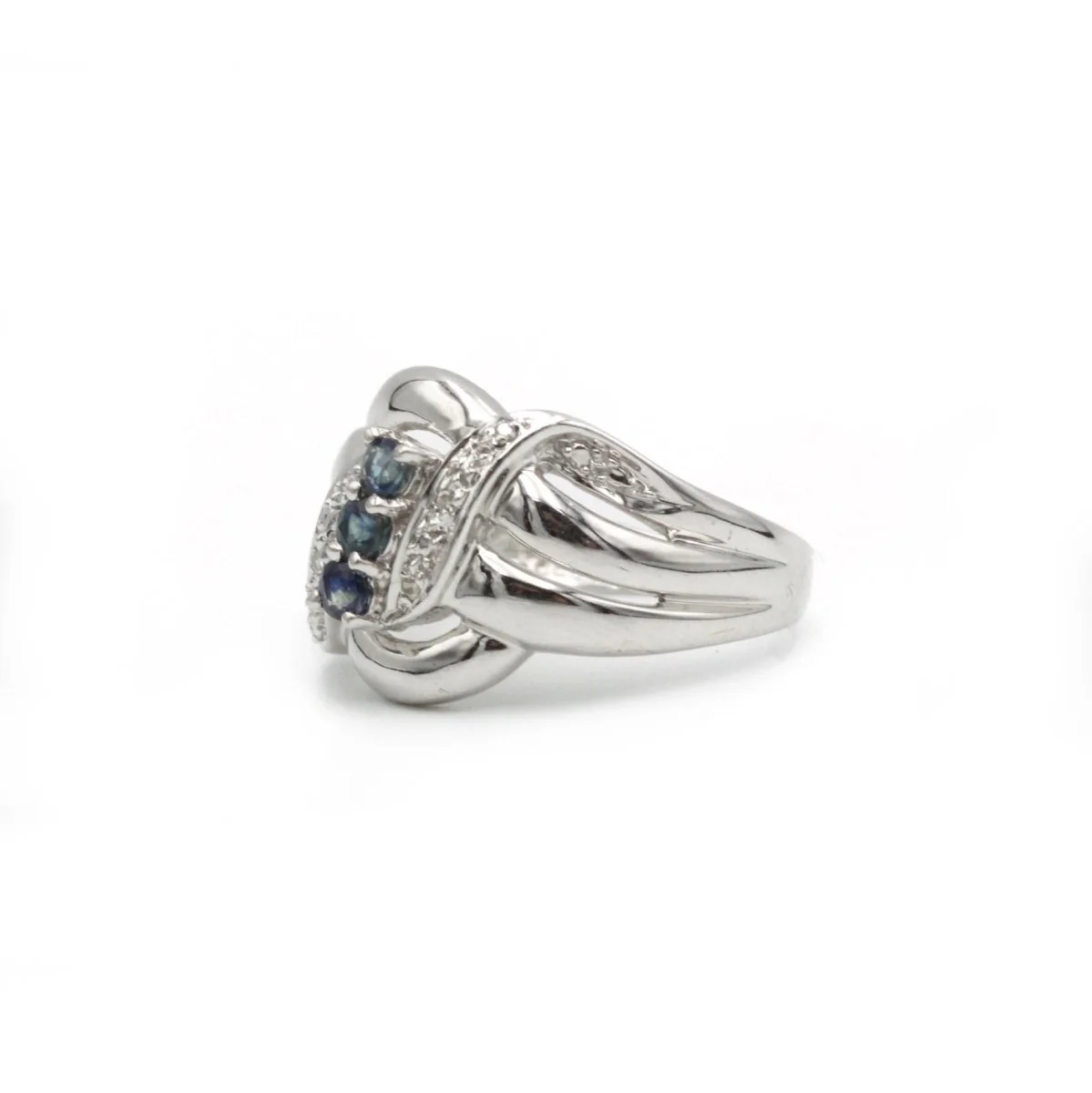 Bague Dôme en or blanc, saphirs et diamants - Image 2