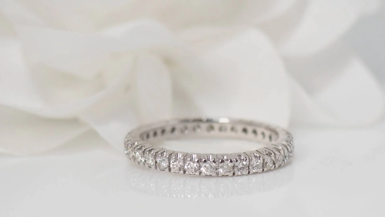 Alliance en or blanc et diamants (0,90carat) - Image 2