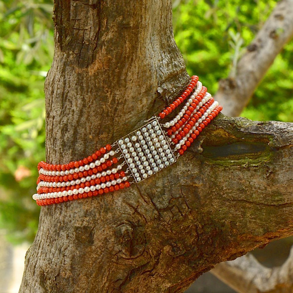 Collier ras de cou, en or blanc, corail et perles - Image 3