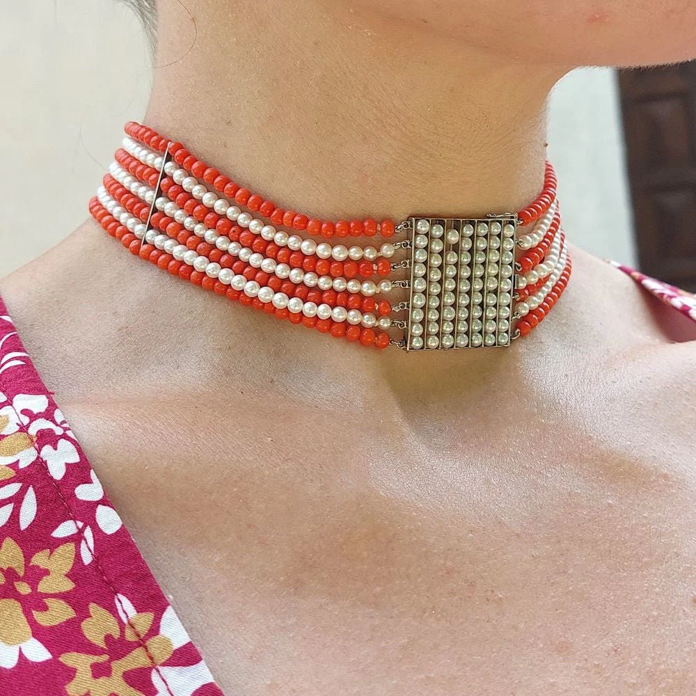 Collier ras de cou, en or blanc, corail et perles - Image 7