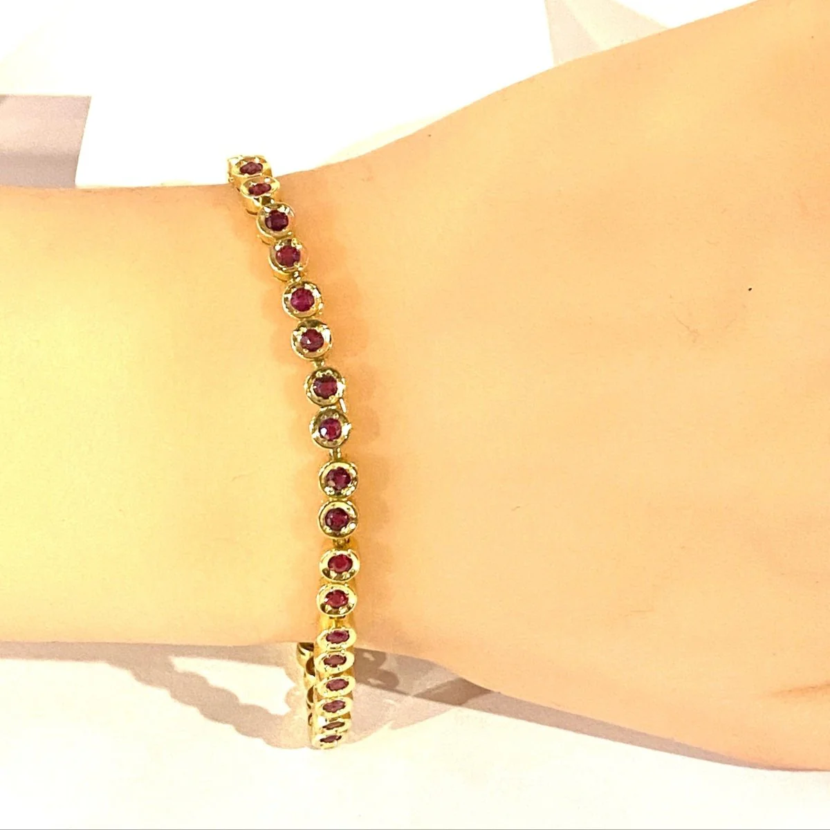 Bracelet ligne en or jaune et rubis - Image 2