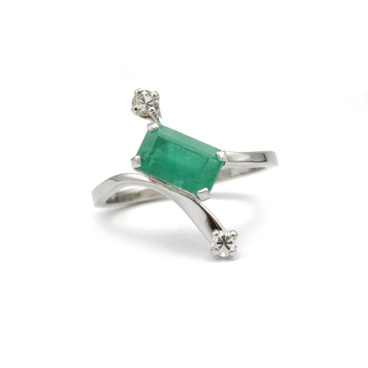Bague en or blanc, émeraude et diamant