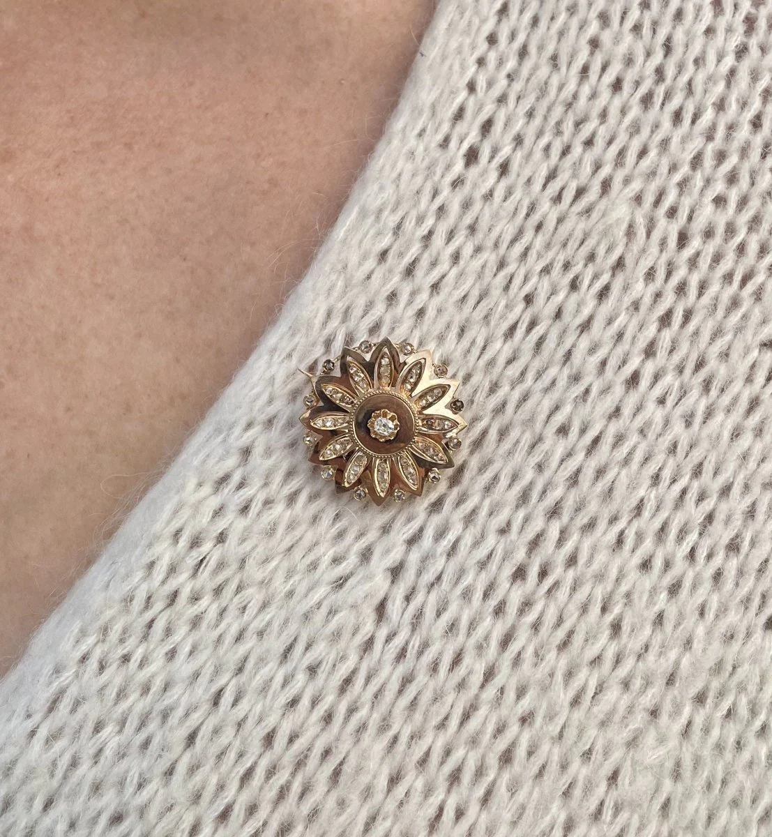 Broche ronde fleur de diamants en or rose - Image 2