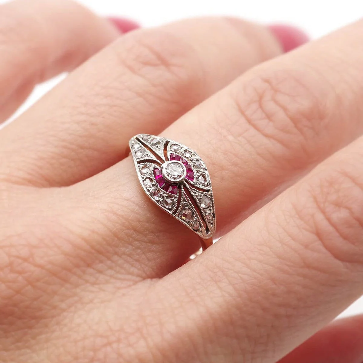 Bague en or jaune, platine, rubis et diamants - Image 2