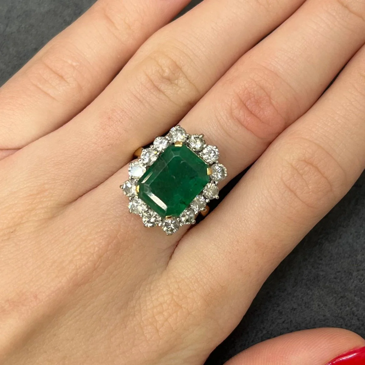 Bague Entourage en or jaune, émeraude et diamants - Image 2