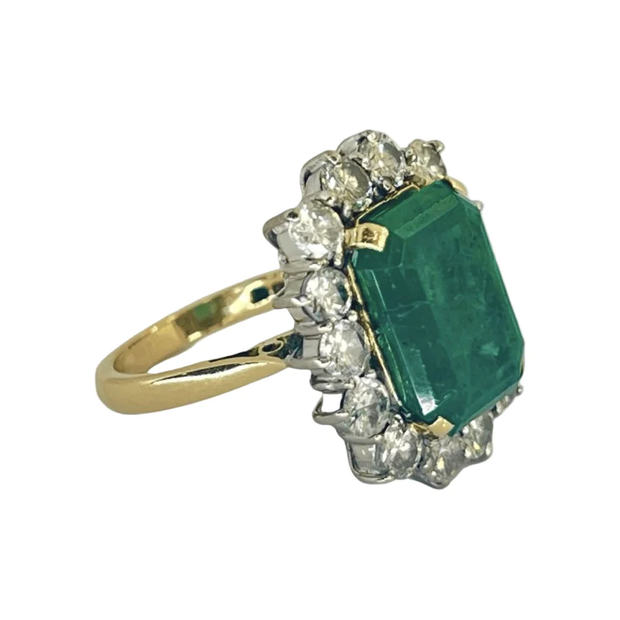 Bague Entourage en or jaune, émeraude et diamants - Image 3