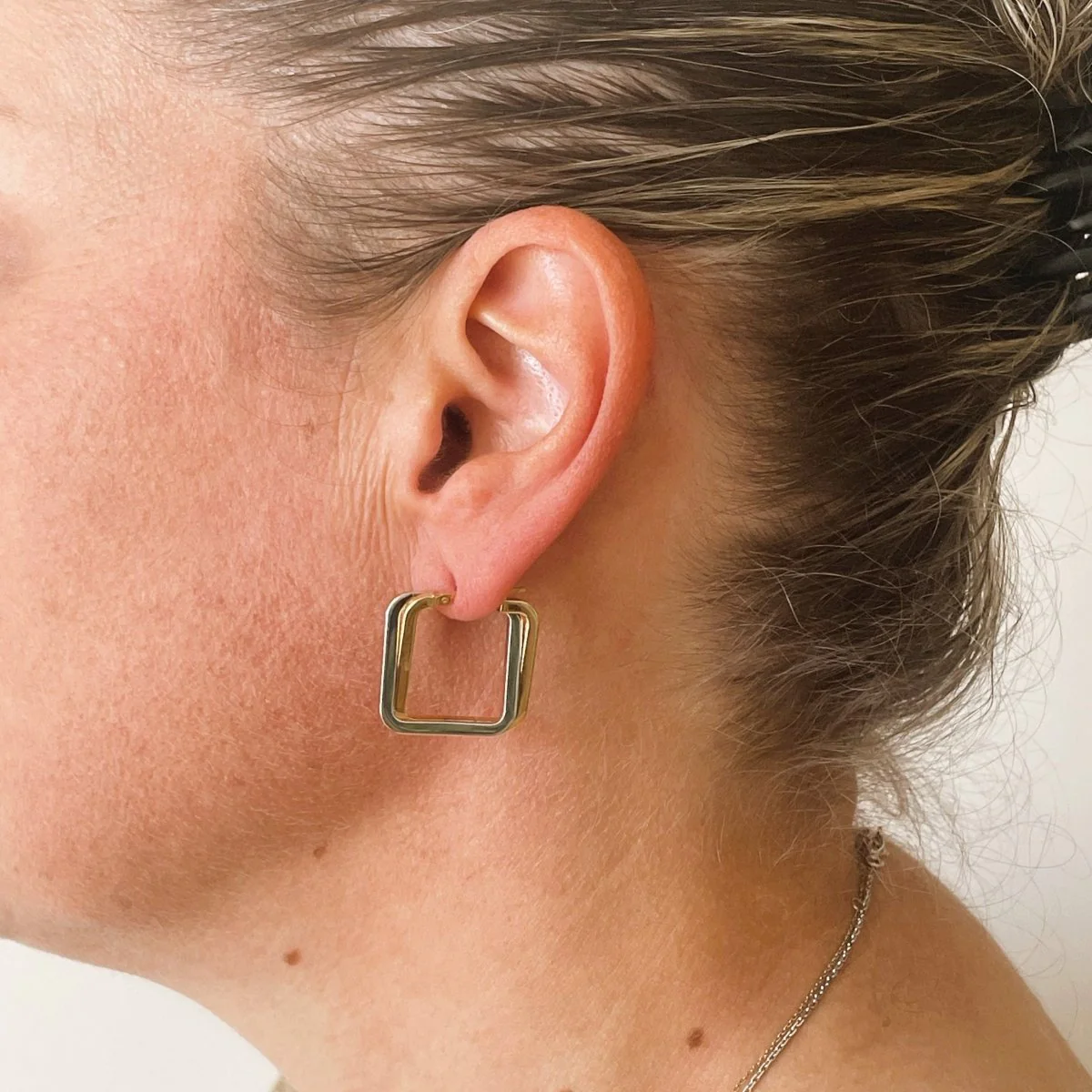 Boucles d'oreilles créoles carrées en or jaune et or blanc - Image 2
