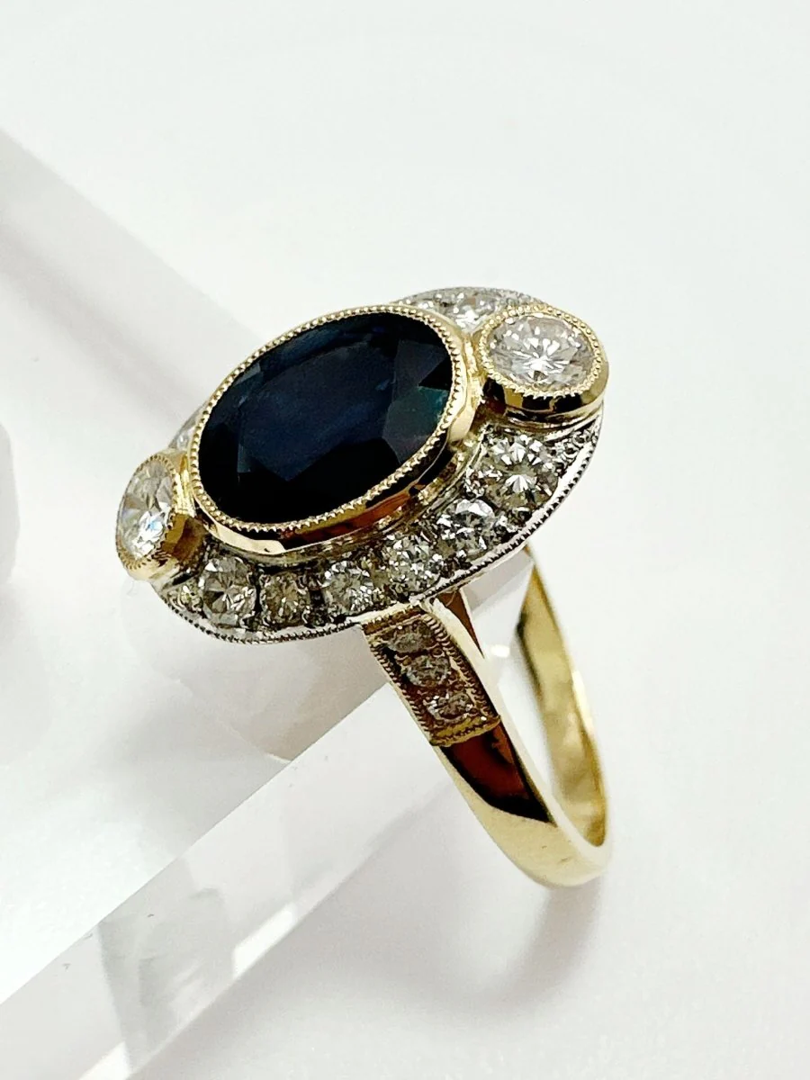 ANILLO DE ZAFIRO AZUL Y DIAMANTES EN ORO AMARILLO CON VISTAS EN PLATINO - Image 3