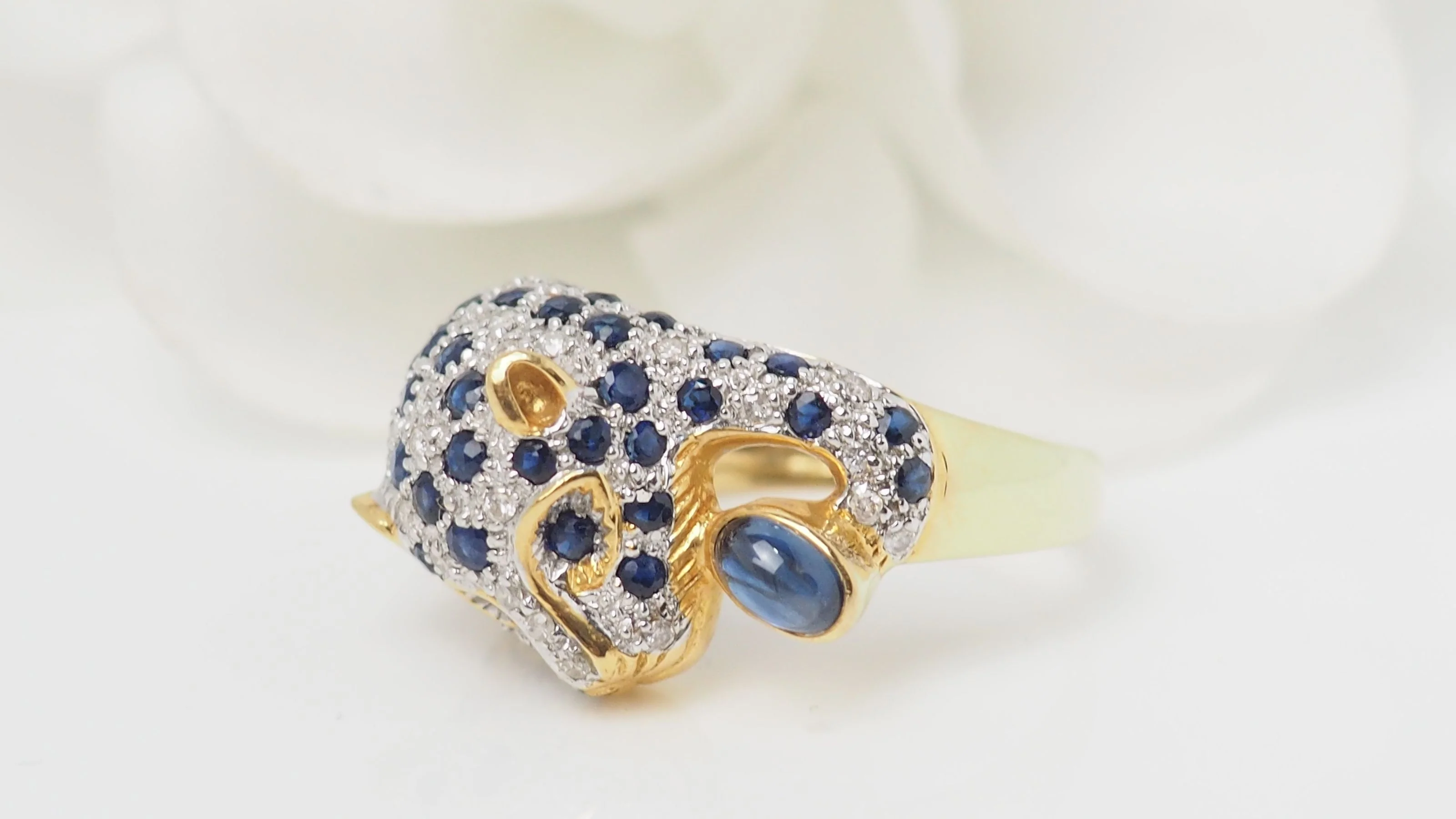 Bague Panthère en or jaune, saphirs et diamants