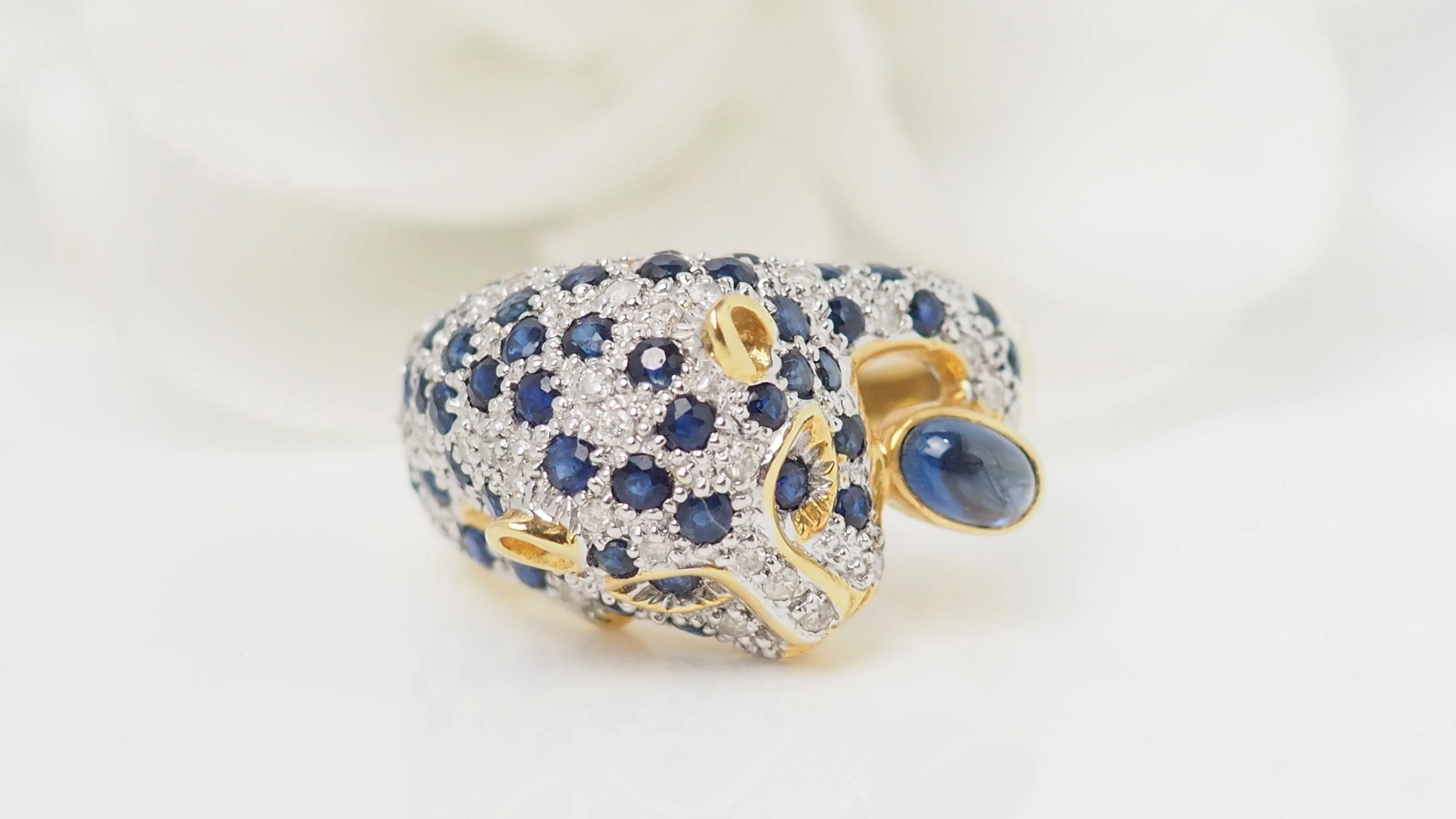 Bague Panthère en or jaune, saphirs et diamants - Image 3