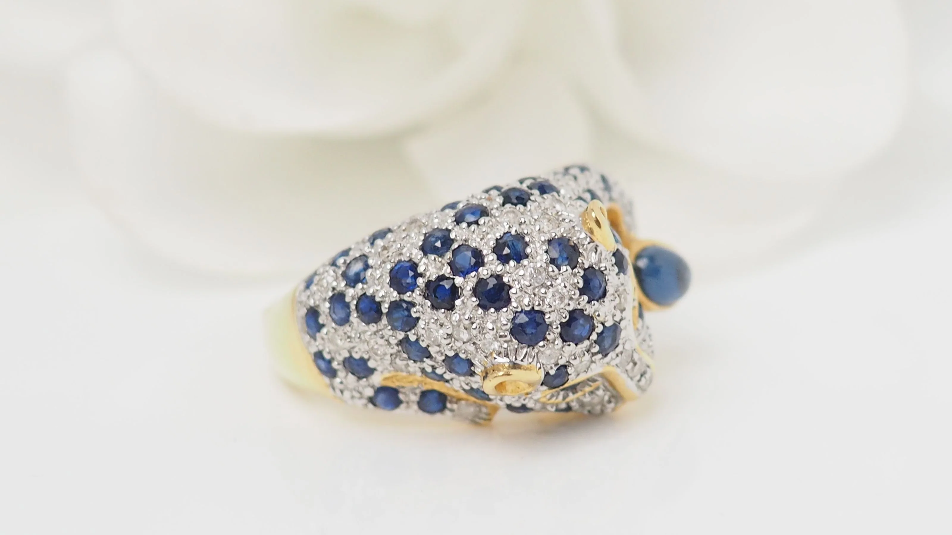 Bague Panthère en or jaune, saphirs et diamants - Image 4