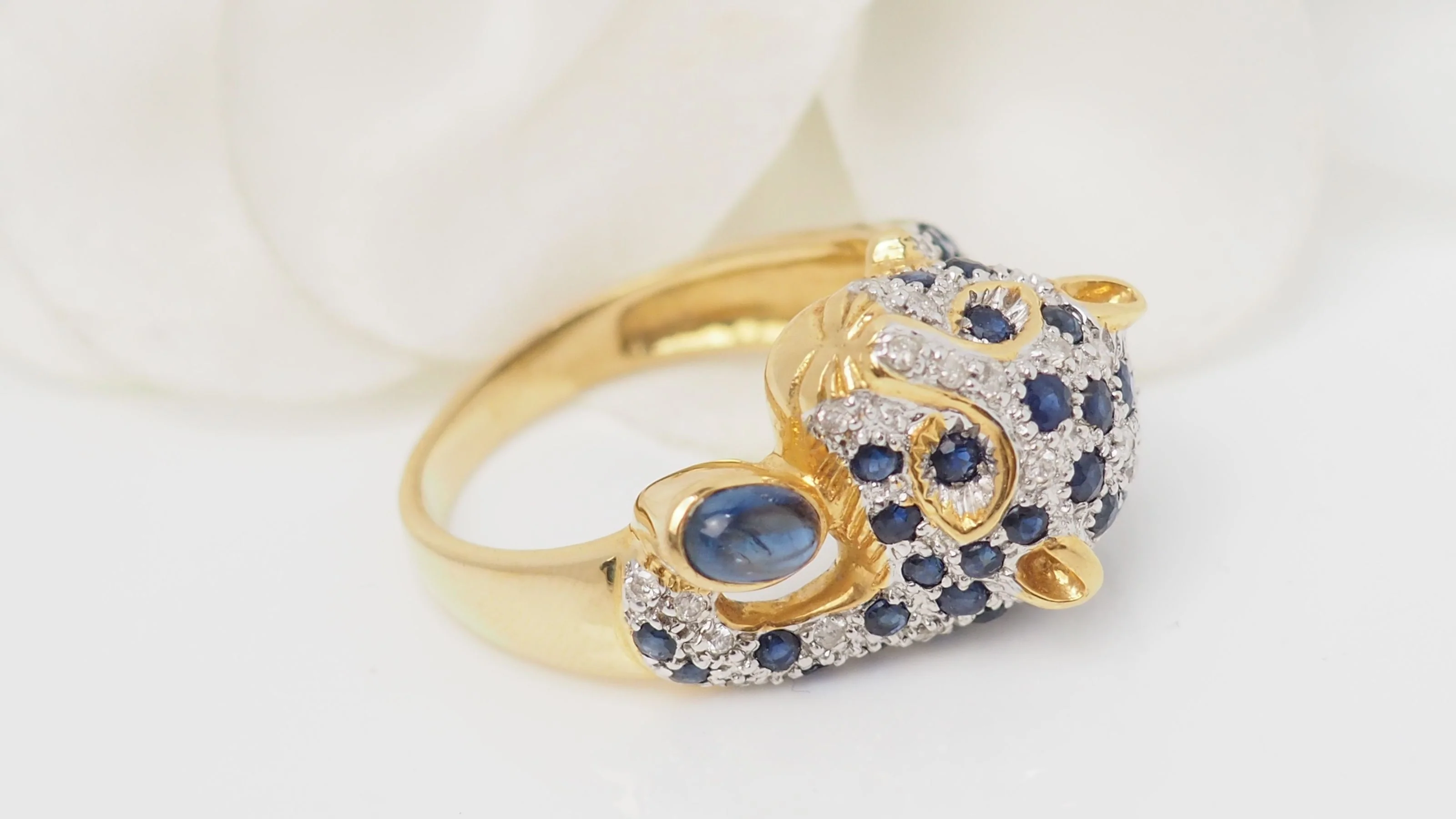 Bague Panthère en or jaune, saphirs et diamants - Image 5