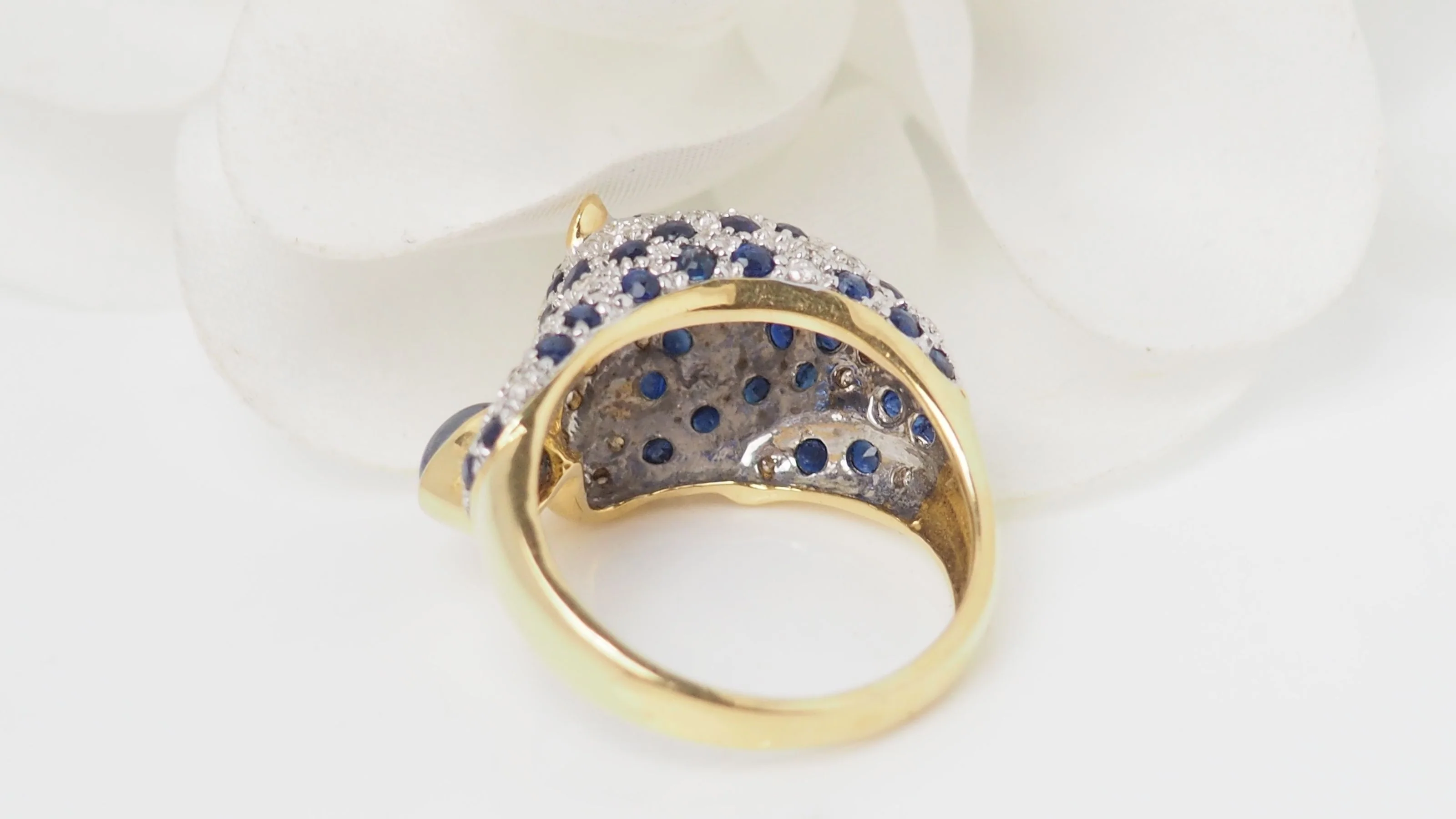 Bague Panthère en or jaune, saphirs et diamants - Image 7