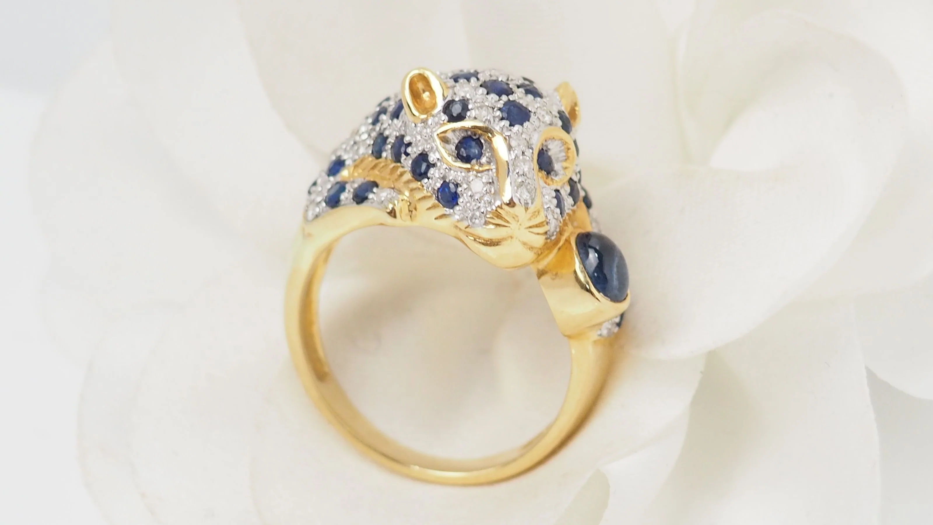 Bague Panthère en or jaune, saphirs et diamants - Image 9