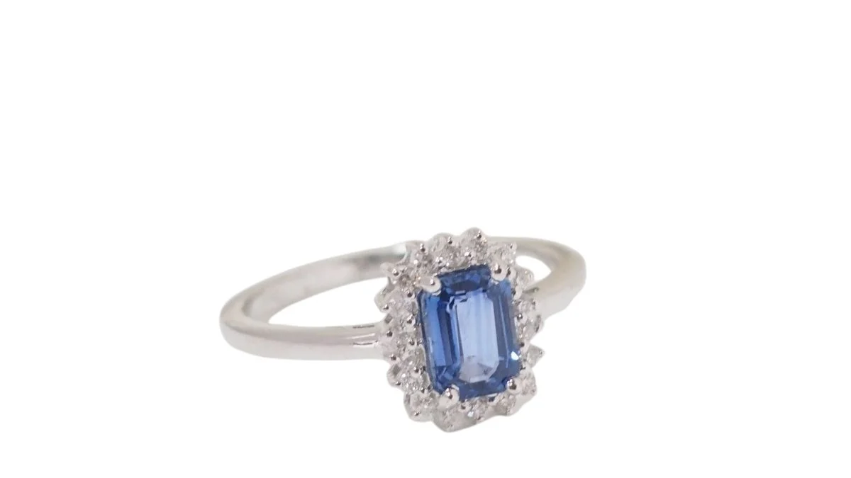 Bague entourage en or blanc, saphir de Ceylan et diamants - Image 2